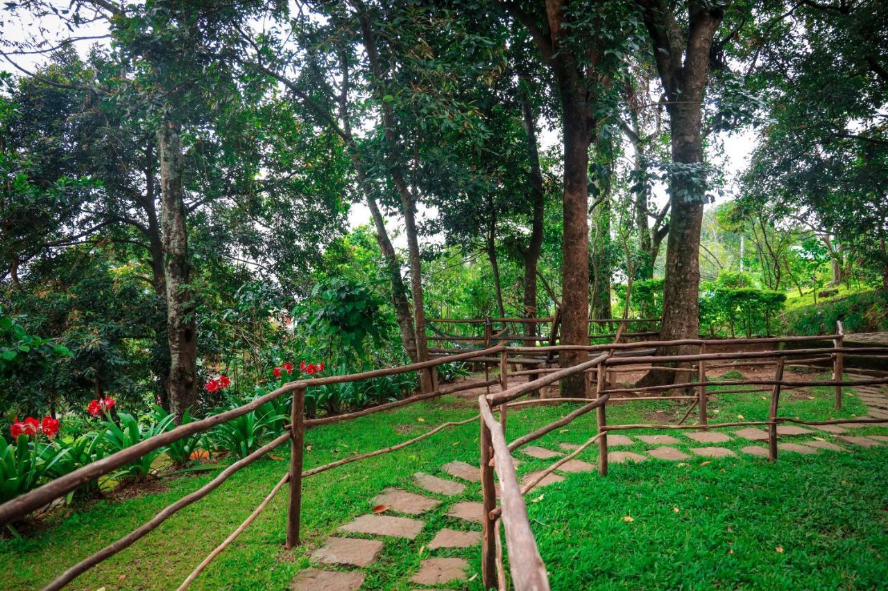 Golden Fern Resort Kanthalloor エクステリア 写真